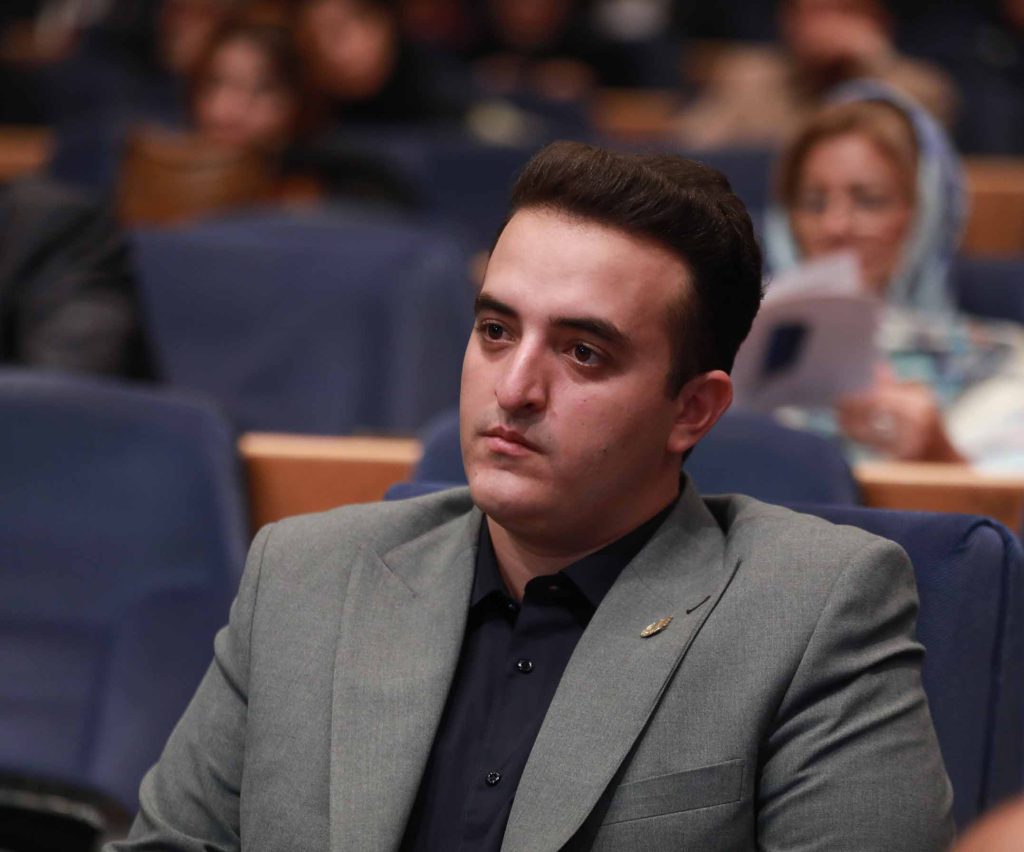 محمد حسن پرویزیان، فعال در زمینه ی مشاوره بسته بندی صادراتی مواد شیمیایی و غدایی در حال شرکت در سمینار